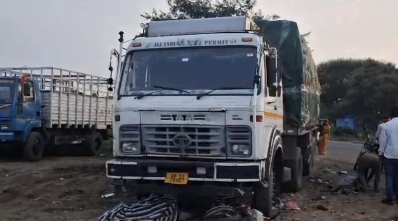 तेज रफ्तार ट्रक ने बुजुर्ग दंपत्ति को कुचला, मौके पर मौत