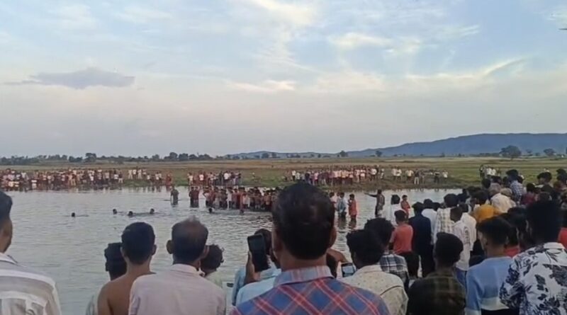 खंडवा में बड़ा हादसा: मूर्ति विसर्जन के लिए जा रही ट्रॉली नदी में गिरी, 10 की मौत