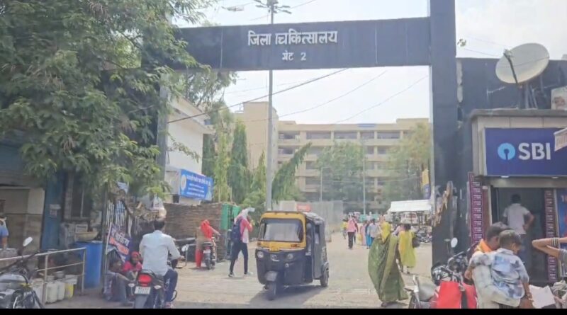 कलेक्टर की नाराजगी के बाद एक्शन: जिला अस्पताल में मरीजों को छोड़ने वाले वाहनों से नहीं लिया जाएगा पार्किंग शुल्क