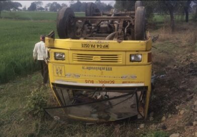 ओवरटेक की कोशिश में अनियंत्रित होकर पलटी स्कूल बस, 3 छात्र घायल