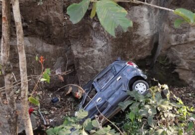 तामिया के पास दर्दनाक हादसा: सामने से आती गाड़ी की लाइट ने छीनी बुजुर्ग महिला की जान, कार खाई में गिरी।