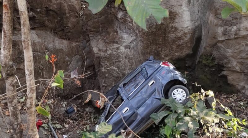 तामिया के पास दर्दनाक हादसा: सामने से आती गाड़ी की लाइट ने छीनी बुजुर्ग महिला की जान, कार खाई में गिरी।