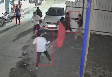 विवाद में खूनी संघर्ष: पड़ोसी ने महिलाओं पर कुल्हाड़ी से किया हमला; अटेम्प्ट टू मर्डर की धारा न लगने पर भड़के पीड़ित, CCTV आया सामने विवाद में खूनी संघर्ष: पड़ोसी ने महिलाओं पर कुल्हाड़ी से किया हमला; अटेम्प्ट टू मर्डर की धारा न लगने पर भड़के पीड़ित, CCTV आया सामने